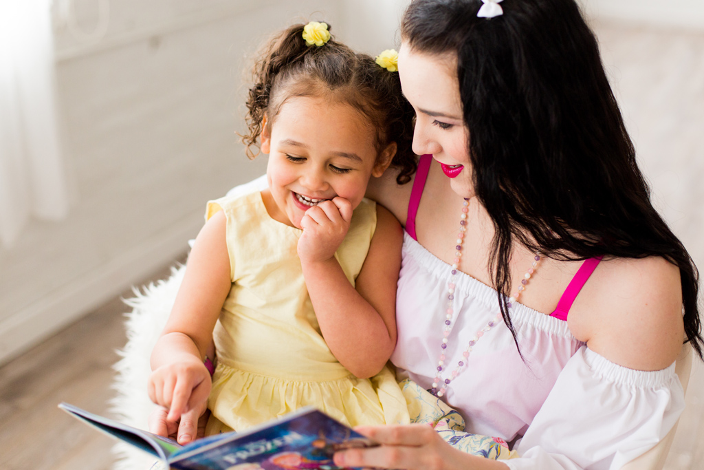 mother reading to her daughter, seattle family photographer lifestyle photoshoot